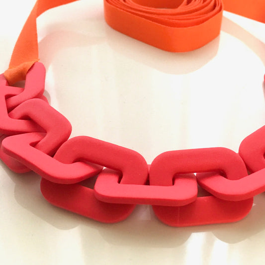 Collar M fucsia